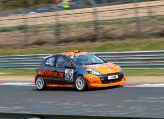 Vielversprechendes Rennen endete für aufkleben.de Motorsport mit schwerem Unfal