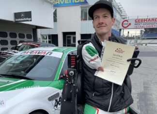 JANIS McDAVID: Ohne Arme, ohne Beine – mit Space Drive zur Rennlizenz