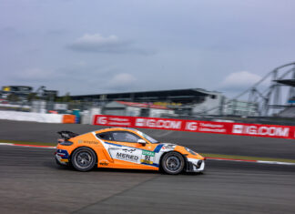 Triumph für Porsche-Duo Ferdinand Winter/Ivan Ekelchik im dichten Regen des Nürburgrings