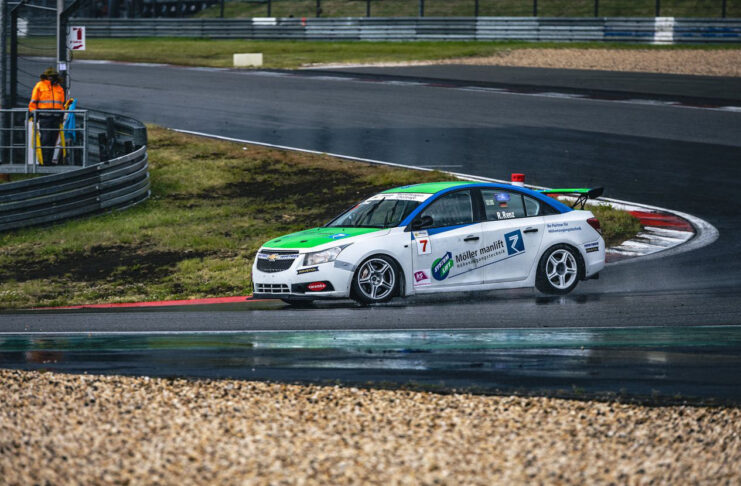 Regenschlacht am Nürburgring mit PRTC-Doppelerfolg für Robin Renz
