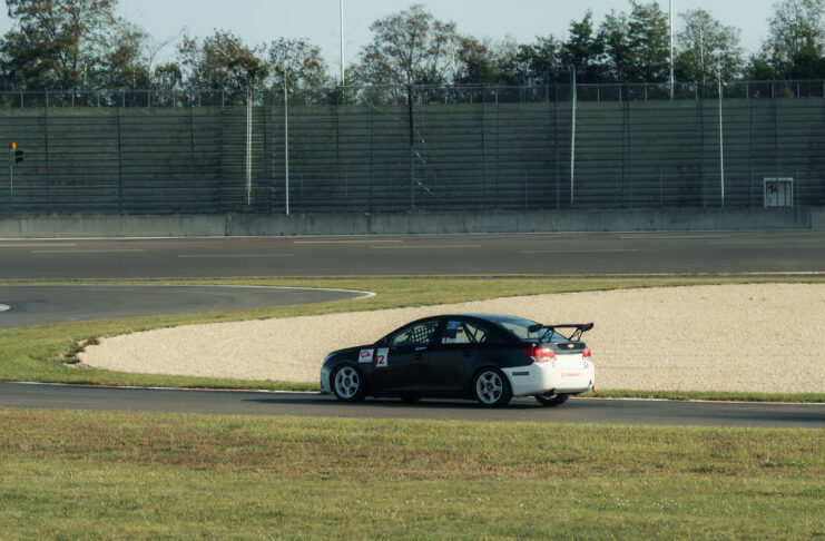 Youngster Ben Marquardt triumphiert am DEKRA Lausitzring – Robin Renz holt den PRTC-Titel 2025