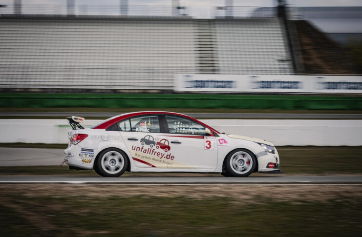 Actionreicher PRTC-Saisonauftakt am Hockenheimring mit Doppelerfolg für Rookie Kenan Hasic